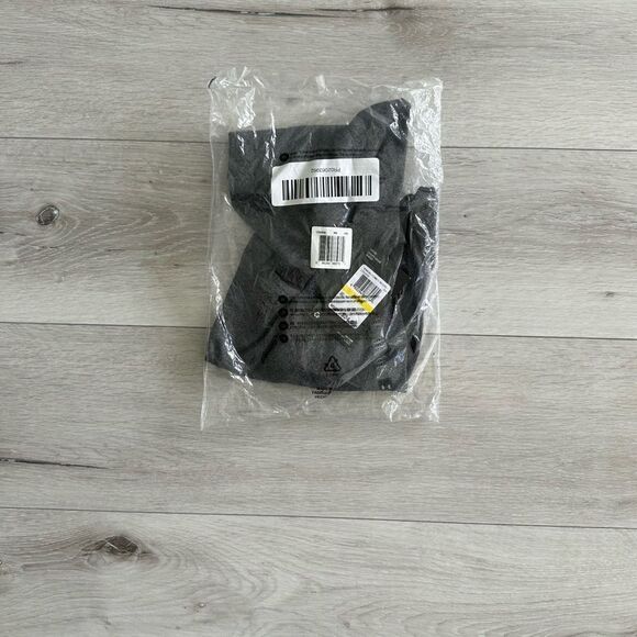 Under‎ Armour Loose V-Neck Tee Shirt Carbon Heather/Metallic Silver M NWT IN PKG - Picture 7 of 7